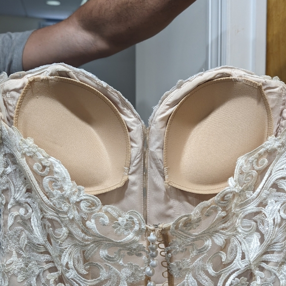 Wedding Dress: Essense of Australia - Picture 10 of 14